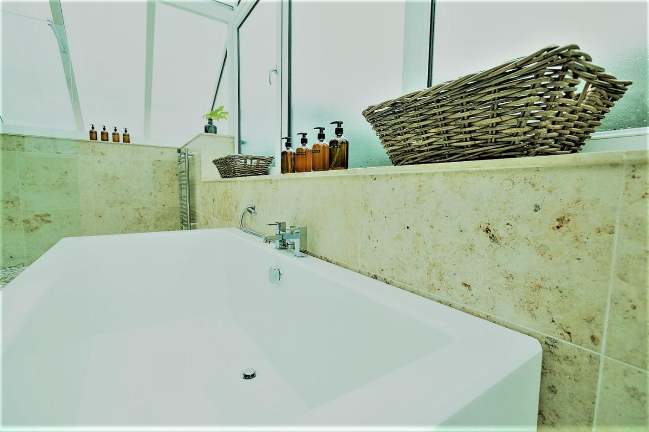 Ecton House Bed & Breakfast Newport  Bagian luar foto